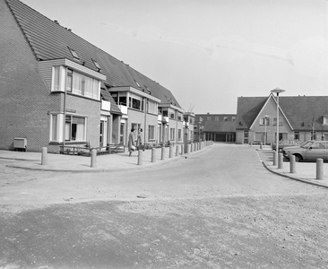 884728 Gezicht op de voorgevels van het woningblok Dommelstraat 33-11 te Utrecht; op de achtergrond de Schipbeekstraat 6-10.